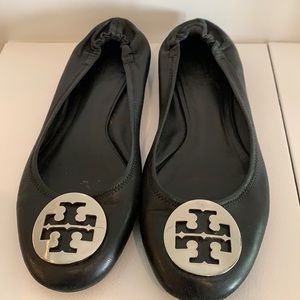 Tory Burch Reva blk smooth leather silver logo sz8